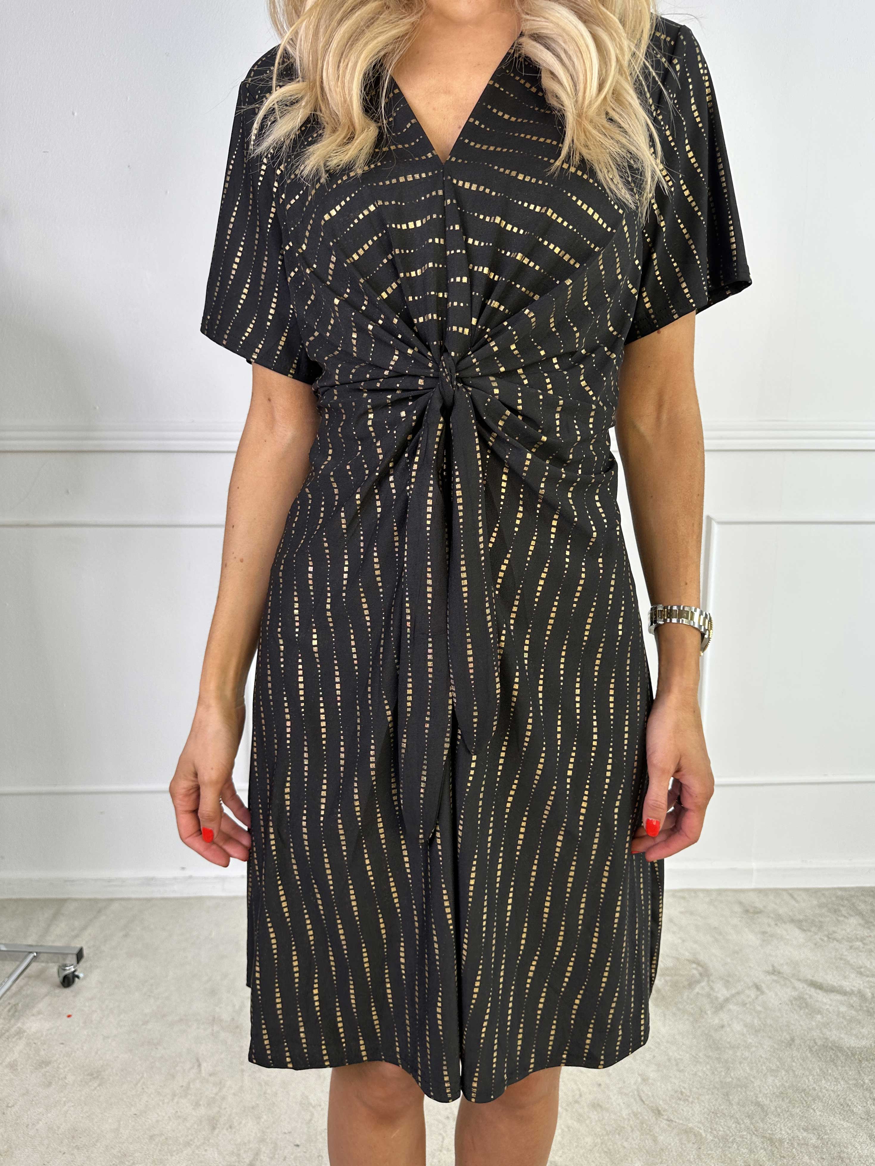 Molly Dot Pattern Short - Kjole i elastisk stof med knudedetalje og guld print